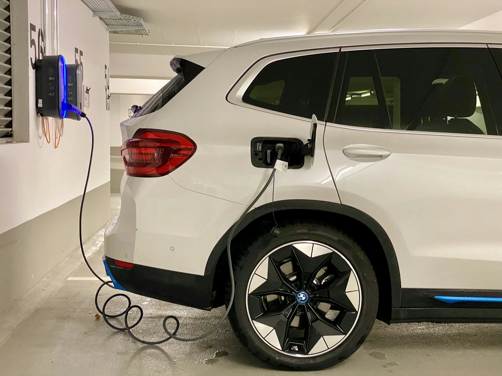 Elektrische auto laadt in een parkeergarage