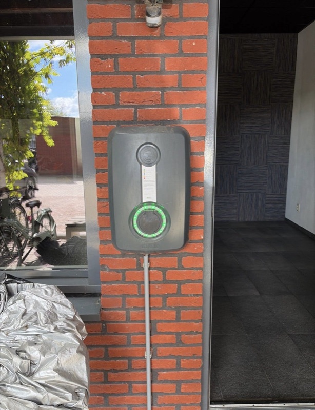 Door EVO CHARGE ge&iuml;nstalleerde laadpaal